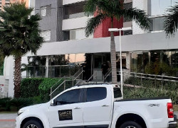 Viatura do Gaeco em um dos endereços alvos da operação (Divulgação)