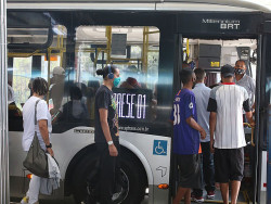 Gasolina mais cara faz pessoas trocarem carro por ônibus, prova estudo