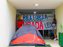 Estudantes invadem reitoria da UFGD contra extinção da Faculdade Indígena