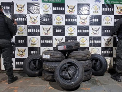 Durante fiscalização DOF apreende arma de fogo e pneus contrabandeados