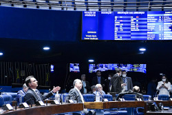 Senado aprova teto de 17% para ICMS sobre combustíveis e energia