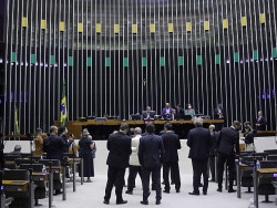 Câmara aprova texto-base de projeto que limita ICMS dos combustíveis