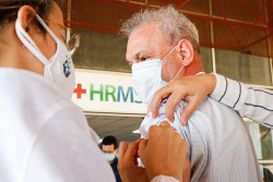 Secretário se emociona ao tomar vacina no dia do aniversário: “Melhor presente”