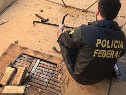 Polícia Federal apreende 41 quilos de cocaína em fundo falso de caminhão