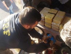 Polícia encontra 20 quilos de cocaína em fundo falso de caminhão