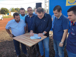 Alan assina ordem de serviço para asfalto no Parque dos Jequitibás