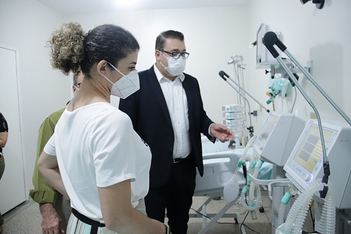 Alan Guedes em visita aos leitos prontos no Hospital da Vida (Assecom)