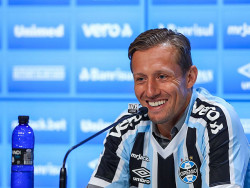 Após 15 anos, Lucas Leiva é anunciado e está de volta ao Grêmio