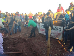 Índio morto por policiais do Choque é enterrado em local do confronto