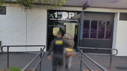 Motorista tenta fugir do DOF com carro roubado recheado de maconha