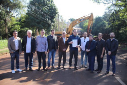 Alan assina ordem de serviço para construção de ponte na Hayel Bon Faker