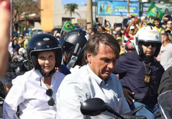 Sem capacete, Bolsonaro leva Tereza Cristina na garupa em motociata