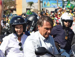 Sem capacete, Bolsonaro leva Tereza Cristina na garupa em motociata