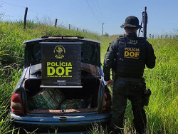 Quase 100 quilos de maconha são apreendidos em veículo que foi abandonado