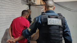 Homem tenta fugir da GETAM e é preso por tráfico de drogas em Dourados