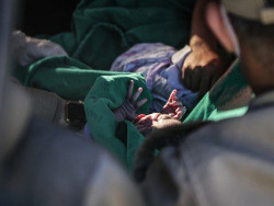 Pai realiza parto da própria filha dentro do carro do chefe no Centro de Campo Grande