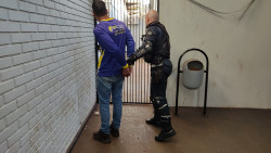 Condutor de motocicleta tenta se desfazer de arma e é preso pela PM