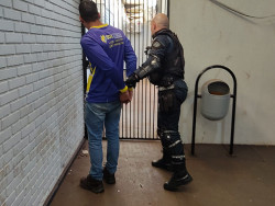 Condutor de motocicleta tenta se desfazer de arma e é preso pela PM