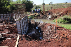 Alan Guedes vistoria obra da nova ponte de concreto na 5ª Linha