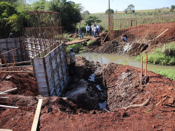 Alan Guedes vistoria obra da nova ponte de concreto na 5ª Linha