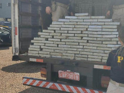 PRF encontra cocaína em caminhão e chega a entreposto do tráfico