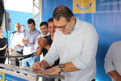 Alan assina ordem de serviço para drenagem, asfalto e ponte no Vila Roma