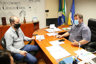 Laudir Munaretto e Diego Zanoni conversam sobre política habitacional em Dourados (Divulgação)