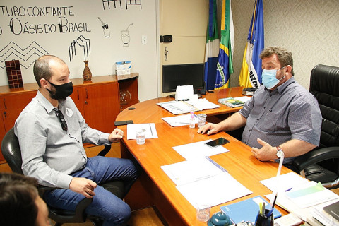 Laudir Munaretto e Diego Zanoni conversam sobre política habitacional em Dourados (Divulgação)