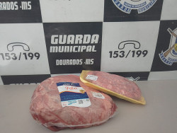 Aniversariante do dia é preso ao furtar carne de supermercado