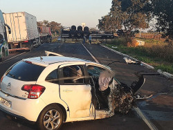 Acidente provocado por animal na pista deixa carro e carreta destruídos