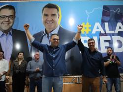 Riedel é recebido por multidão em evento organizado por Alan Guedes