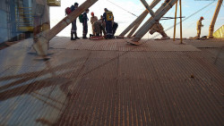 Forças de segurança e resgate socorrem usuário de drogas que subiu em silo