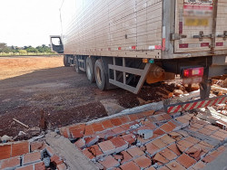 Motorista é preso embriagado após derruba cerca de 20 metros de muro