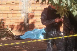 Homem é executado a tiros na frente do filho ao chegar em casa