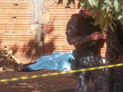 Homem é executado a tiros na frente do filho ao chegar em casa
