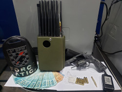 Força Tática prende trio com arma de fogo e bloqueador de sinal de GPS e redes móveis em frente a Estabelecimento Penal