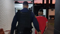 Homem é preso ao passar na frente da viatura fumando maconha