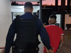 Homem é preso ao passar na frente da viatura fumando maconha