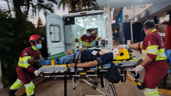 Capotamento em frente ao Parque de Exposições deixa motorista ferido