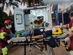Capotamento em frente ao Parque de Exposições deixa motorista ferido