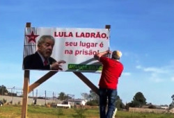 Casal de petistas viraliza ao derrubar placa contra Lula