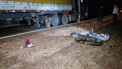 Motociclista morre ao bater de frente com carreta carregada de milho