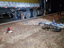 Motociclista morre ao bater de frente com carreta carregada de milho