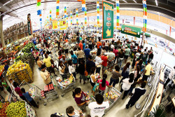 Professor nigeriano é agredido fisicamente e chamado de “preto” em mercado