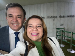 Candidata a governadora do PT é atingida por sacola de canecas em avião