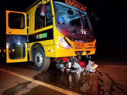 Motociclista morre após colidir moto biz de frente com ônibus escolar