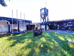 Homem agride casal com pedaço de ferro e garrafa quebrada em Dourados