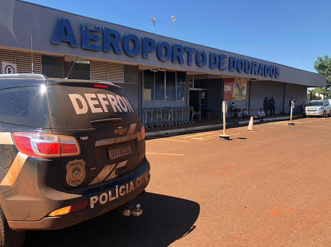 Viatura da Defron no aeroporto de Dourados, onde mulher foi presa (Divulgação)