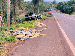 Maconha fica espalhada na estrada em acidente que matou traficante