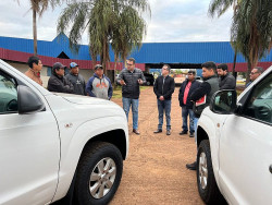 Alan Guedes entrega caminhonetes para aldeias Jaguapiru e Bororó